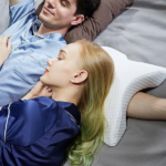 Мемори перница со вдлабнатост за спречување на вкочанетост