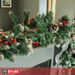 Снежна декоративна гранка со бобинки и шишарки