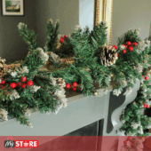 Снежна декоративна гранка со бобинки и шишарки